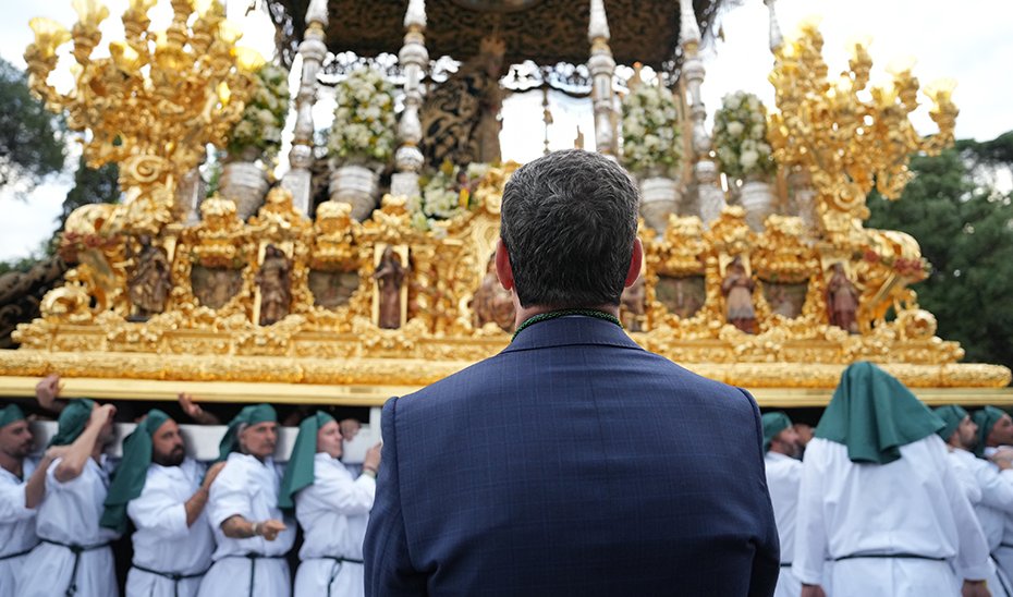 Juanma Moreno contemplates the throne of the Virgen de la Esperanza from Málaga as it passes through the streets of Rome.