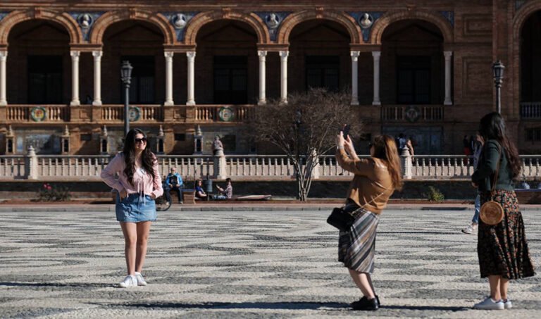 Un grupo de turistas visita la Plaza de España de Sevilla.