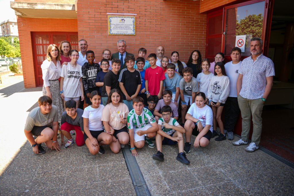 El-alcalde-de-Sevilla-celebra-los-25-anos-del-colegio.JPG
