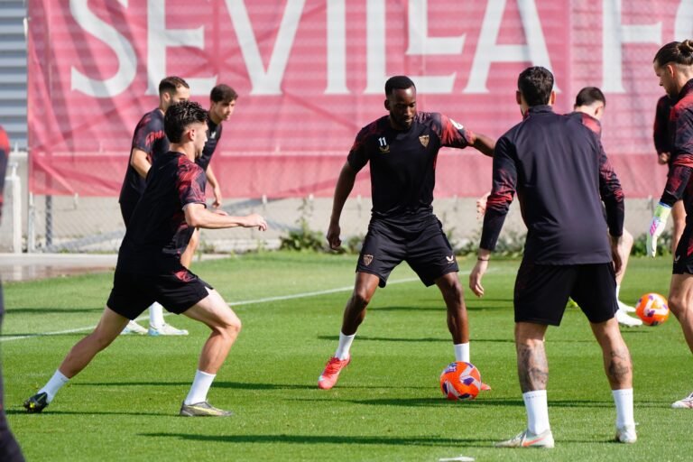 Isaac-Romero-destaque-en-el-entrenamiento-del-Sevilla-FC-hoy.jpeg