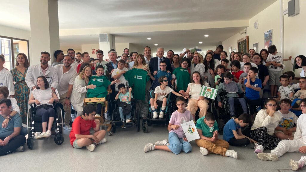 La-Fundacion-Real-Betis-Balompie-visita-a-usuarios-con-discapacidad.jpg