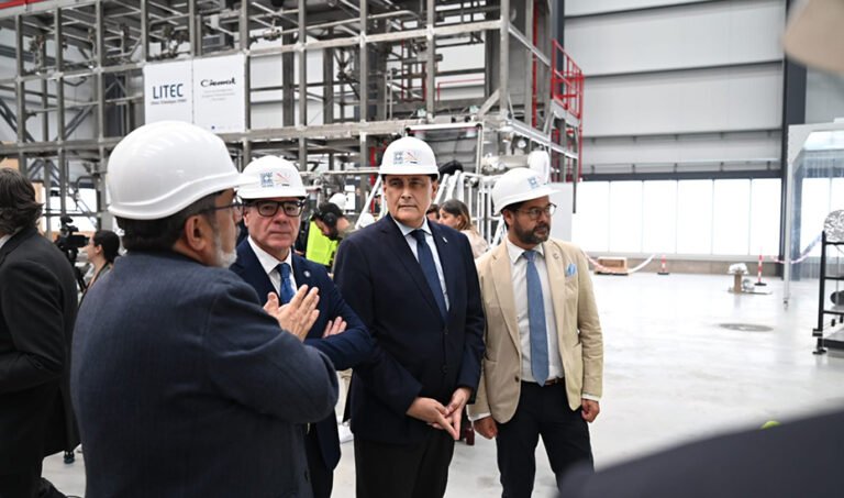 El consejero José Carlos Gómez Villamandos, junto al resto de autoridades, durante su recorrido por el centro de investigación UGR-DONES.