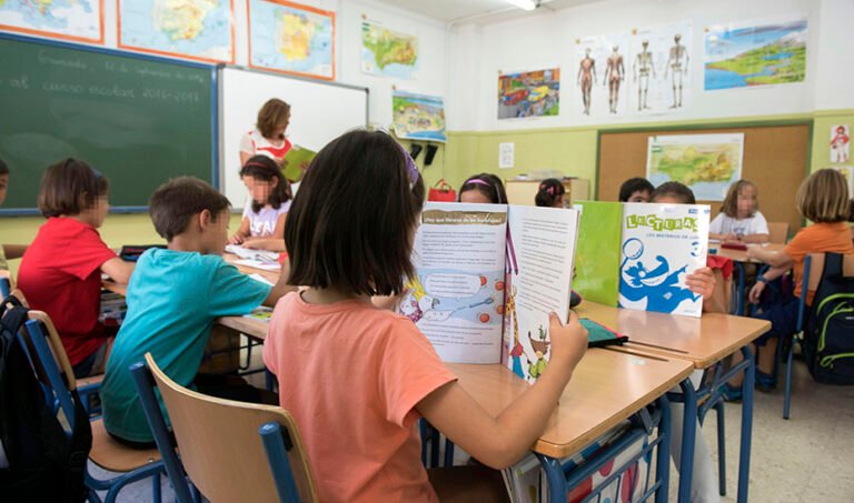 Alumnos de primaria realizan un ejercicio de lectura.
