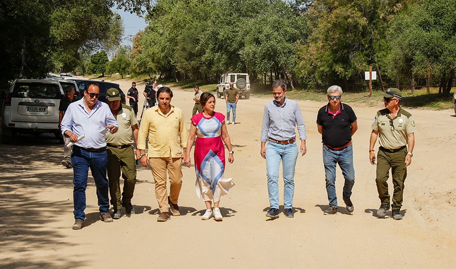 Un momento de la visita de Catalina García a caminos de la provincia de Huelva dentro del Plan Romero.