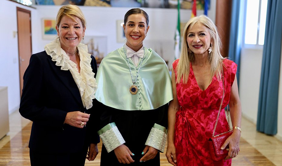 De izquierda a derecha, la alcaldesa de Huelva, Pilar Miranda; Carolina Marín; y la consejera de Cultura y Deporte, Patricia del Pozo.