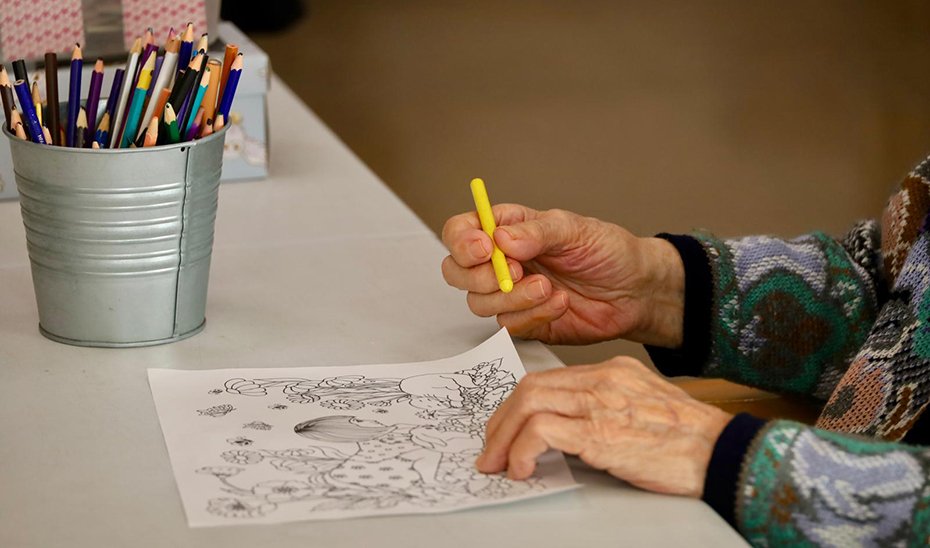 Usuaria realiza una actividad en un CPA (centro de participación activa).