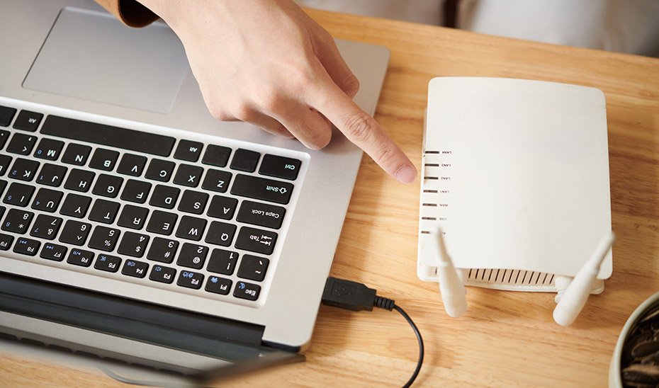 Un usuario de internet comprueba el funcionamiento del router.