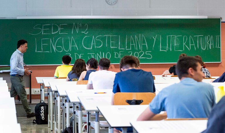 Alumnos aguardan el inicio del examen de Lengua Castellana y Literatura en la Prueba de Acceso a la Universidad. (Foto EFE)