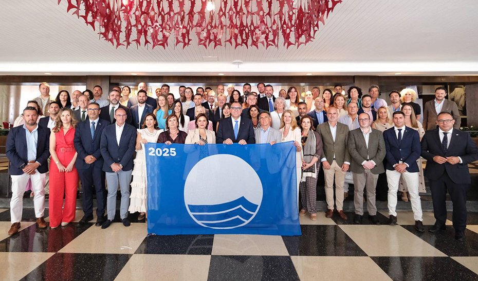 El consejero de Turismo, con el resto de autoridades y los responsables de los municipios andaluces reconocidos con la Bandera Azul en 2025.