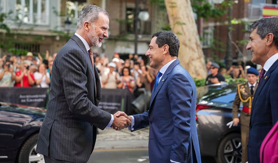 1748788428_Juanma-Moreno-acompana-al-Rey-Felipe-VI-en-su-visita.jpg