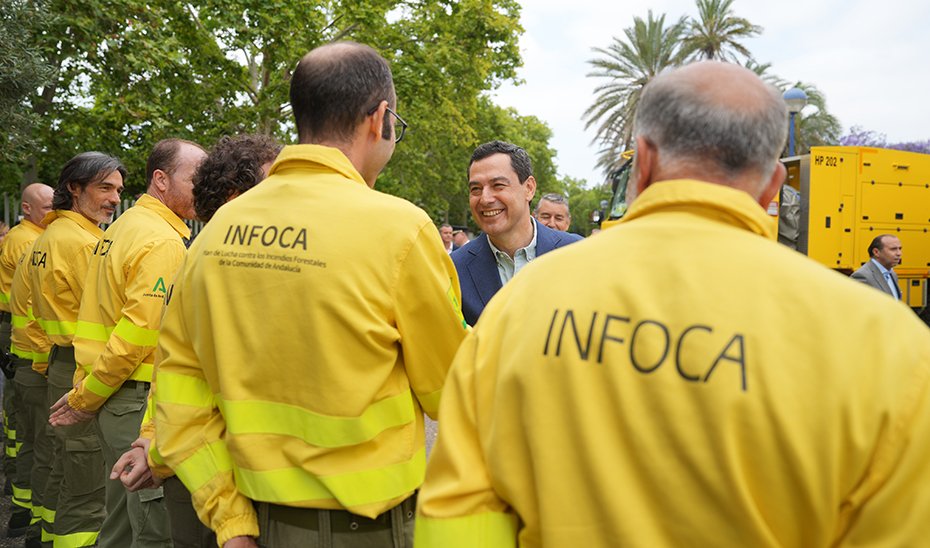Moreno saluda a profesionales del Infoca.