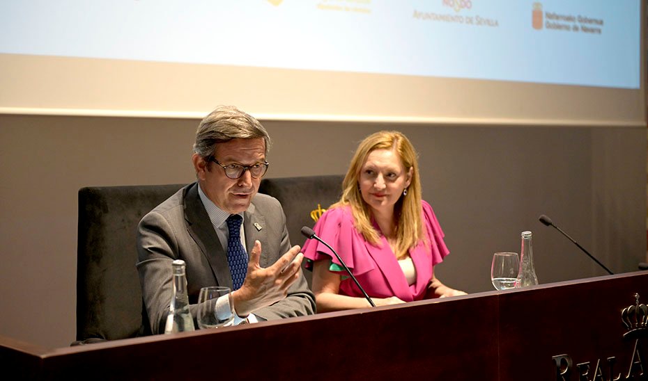 Minister of Industry, Energy, and Mines of the Junta de Andalucía, Jorge Paradela, with the General Manager of the Andalusian Energy Agency, Natalia Márquez, during the award ceremony of the EnerAgen 2025 Awards.