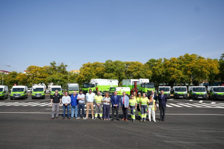1750399126_El-alcalde-Sanz-presenta-los-nuevos-vehiculos-de-Lipasam.jpeg