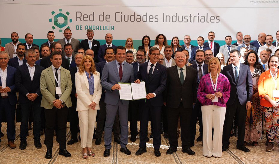 The Minister of Industry, Energy and Mines of the Junta de Andalucía, Jorge Paradela, inaugurated, along with the Mayor of Córdoba, José María Bellido, and the President of the Andalusian Parliament, Jesús Aguirre, the first High-Level Meeting of the municipalities of the Industrial Cities Network of Andalucía.