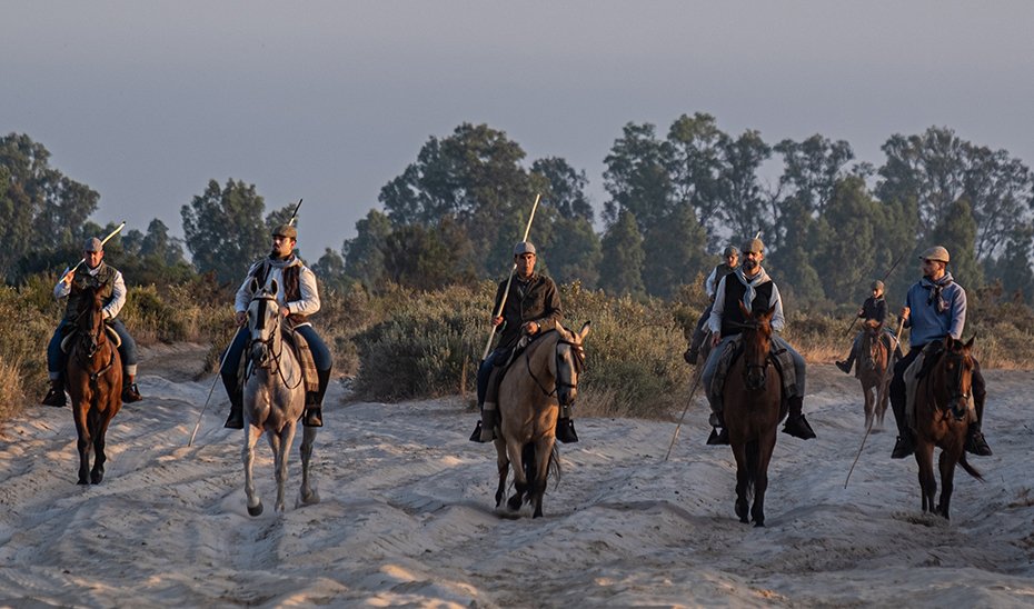 Yegüerizos in Doñana on their way to their animals (Photo by Antonio Delgado-Roig).