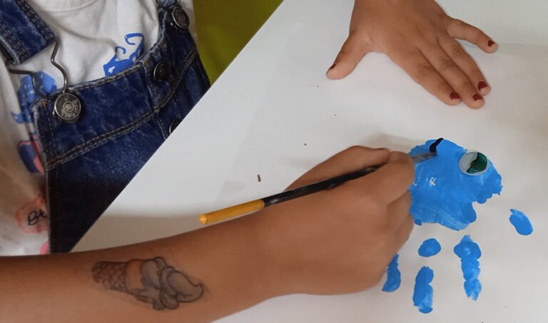 Una niña realiza una de las actividades incluida en los talleres del programa Vacacionantes.