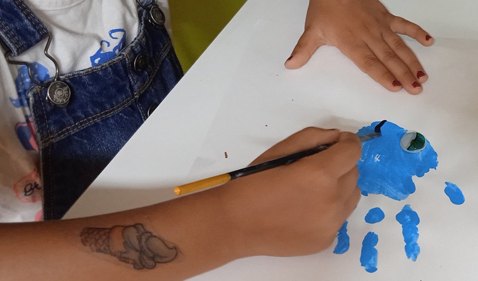 Una niña realiza una de las actividades incluida en los talleres del programa Vacacionantes.