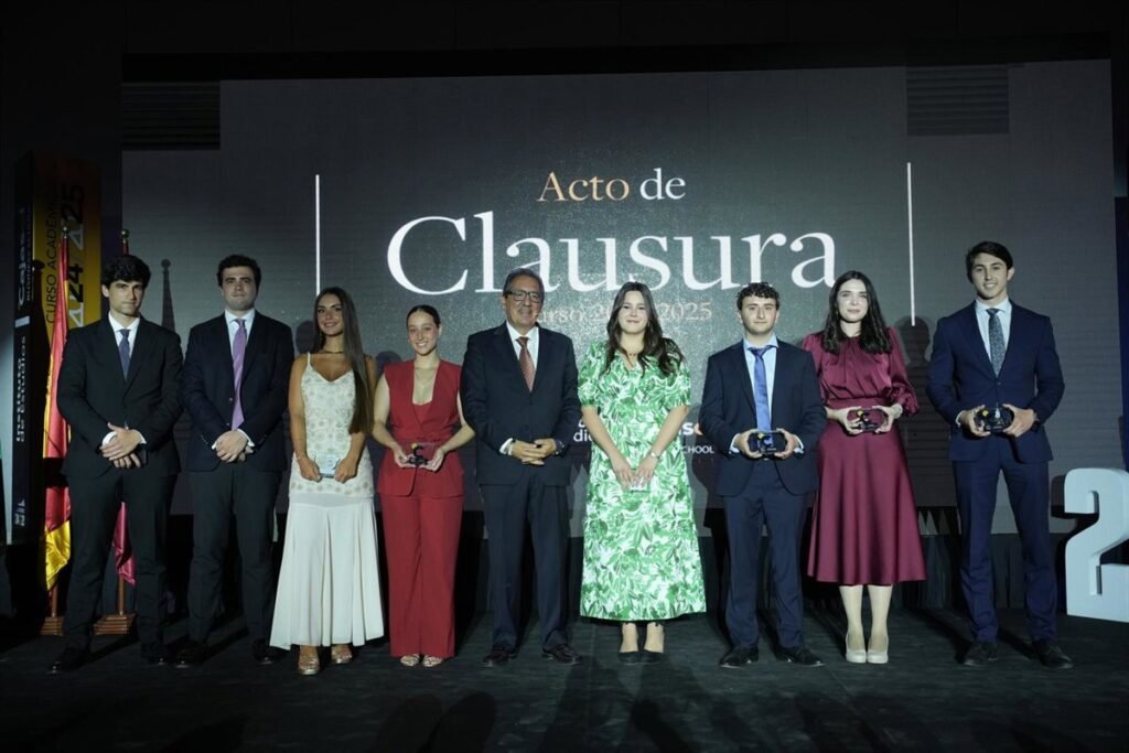 Clausura-del-curso-20242025-del-Instituto-de-Estudios-Cajasol-en.jpg