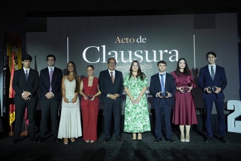 Clausura-del-curso-20242025-del-Instituto-de-Estudios-Cajasol-en.jpg