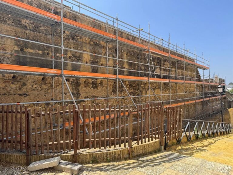 Comienzan-las-mejoras-en-murallas-de-fortaleza-medieval-en-Utrera.jpg
