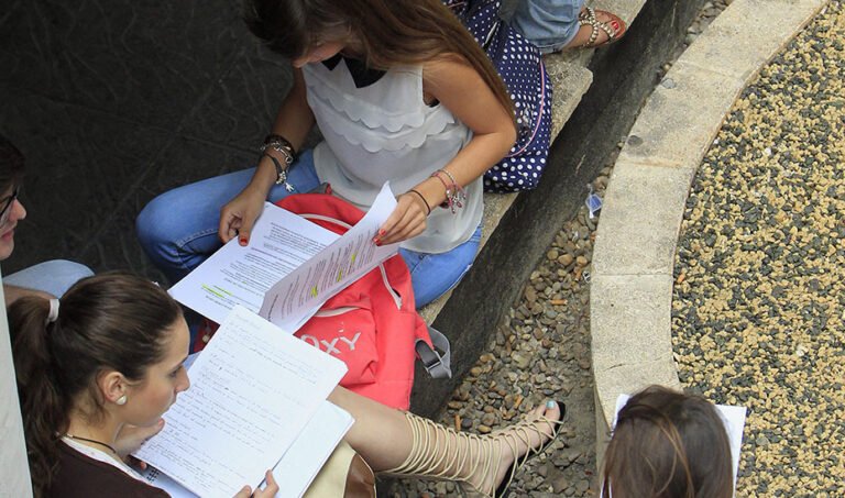 Jóvenes estudiantes repasan sus apuntes antes de la PAU.