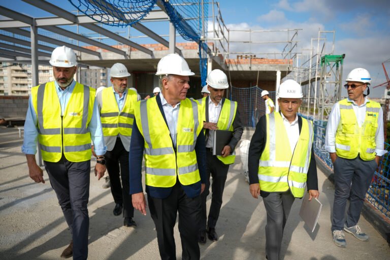 El-alcalde-de-Sevilla-supervisa-avance-de-obras-en-Altadis.jpeg
