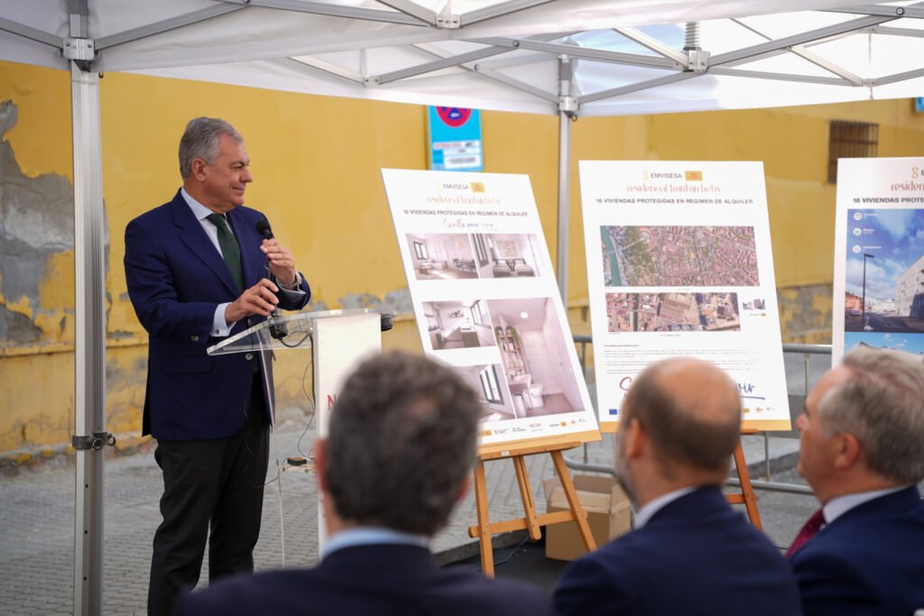 Jose-Luis-Sanz-lays-the-foundation-of-Fronton-Betis-residential.jpeg