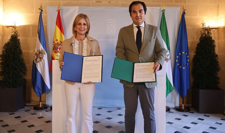 José Antonio Nieto y María José García Pelayo muestran el convenio por el que la ciudad de Jerez se incorpora a cep@l.