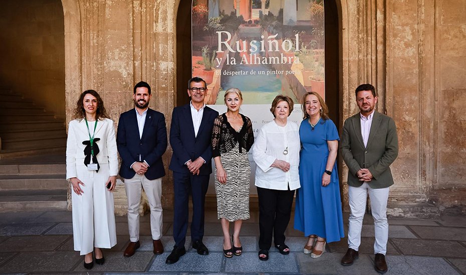 Patricia del Pozo, acompañada del resto de personalidades, durante la inauguración de la muestra u0027Rusiñol y la Alhambra. El despertar del pintor poetau0027.