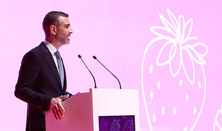 Ramón Fernández-Pacheco interviene en la clausura del Congreso de Frutos Rojos de Huelva.