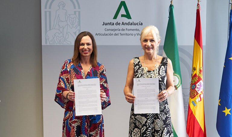 Las consejeras de Fomento y Cultura, Rocío Díaz y Patricia del Pozo, tras la firma del protocolo.