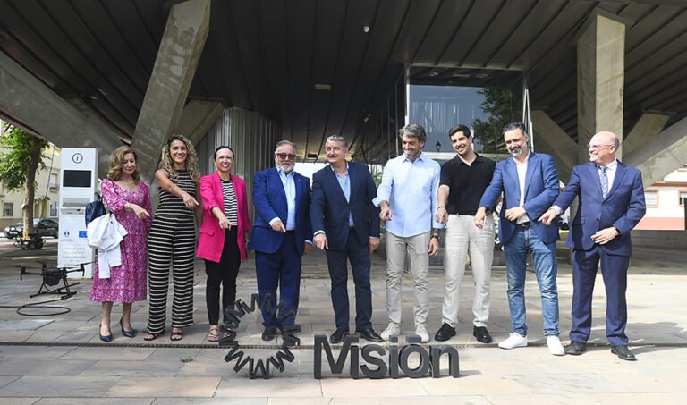 El consejero Antonio Sanz, acompañado de otros representantes institucionales y del sector, en la inauguración del centro de emprendimiento digital Smart Mobility en Alhaurín de la Torre.