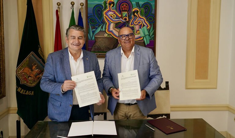 El consejero de la Presidencia, Interior, Diálogo Social y Simplificación Administrativa, Antonio Sanz, y el alcalde de Vélez-Málaga, Jesús Lupiáñez, tras la firma del convenio para la creación de un centro de formación especializado en agrotech.