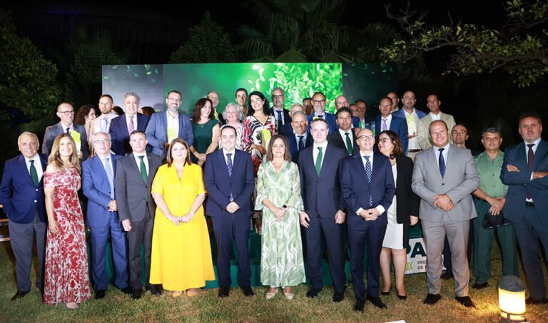La consejera de Sostenibilidad, Catalina García, posa con los galardonados en los Premios Andalucía de Medio Ambiente 2025.