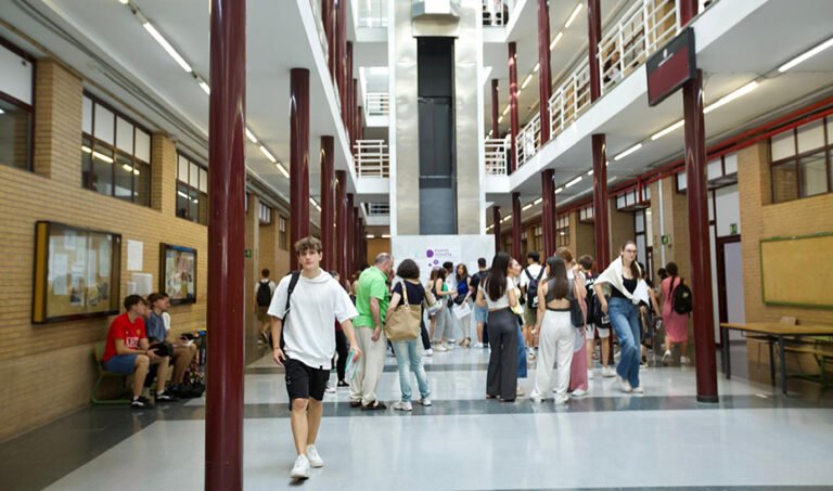 Estudiantes en la Prueba de Acceso a la Universidad en Almería.