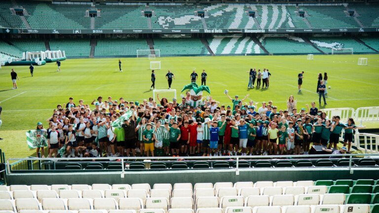 Mas-de-2500-ninos-visitados-por-el-Real-Betis-en.jpg