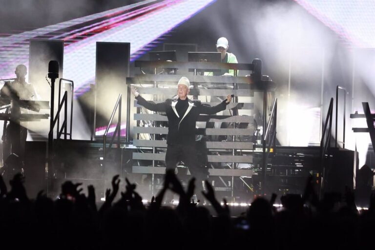 Pet-Shop-Boys-inaugura-gira-con-tecno-pop-y-magia.jpg