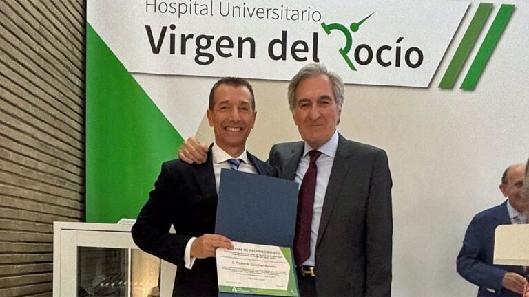 Premiado-el-presentador-de-Salud-al-Dia-por-el-Hospital.jpg