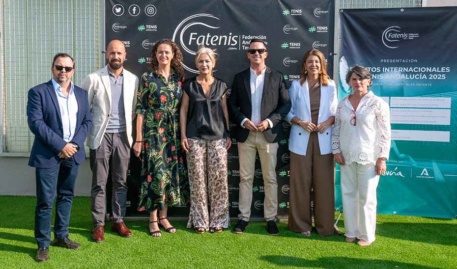 Patricia del Pozo, junto al resto de autoridades, durante el acto celebrado en el Centro de Tecnificación Deportiva de Tenis Blas Infante de Sevilla.