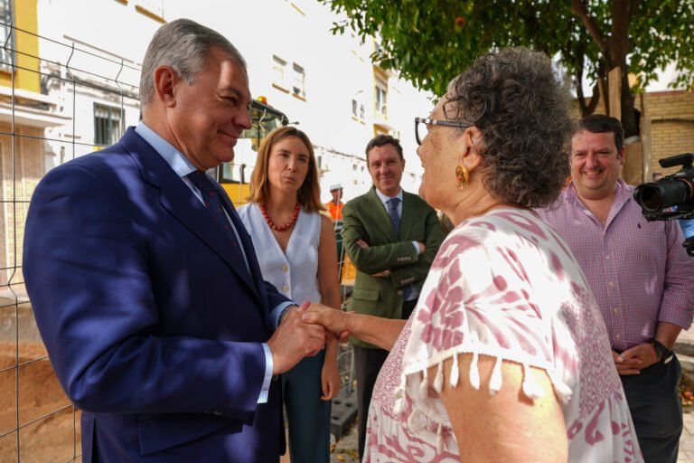 Supervision-de-obras-de-saneamiento-en-calle-Utrera-en-el.jpeg