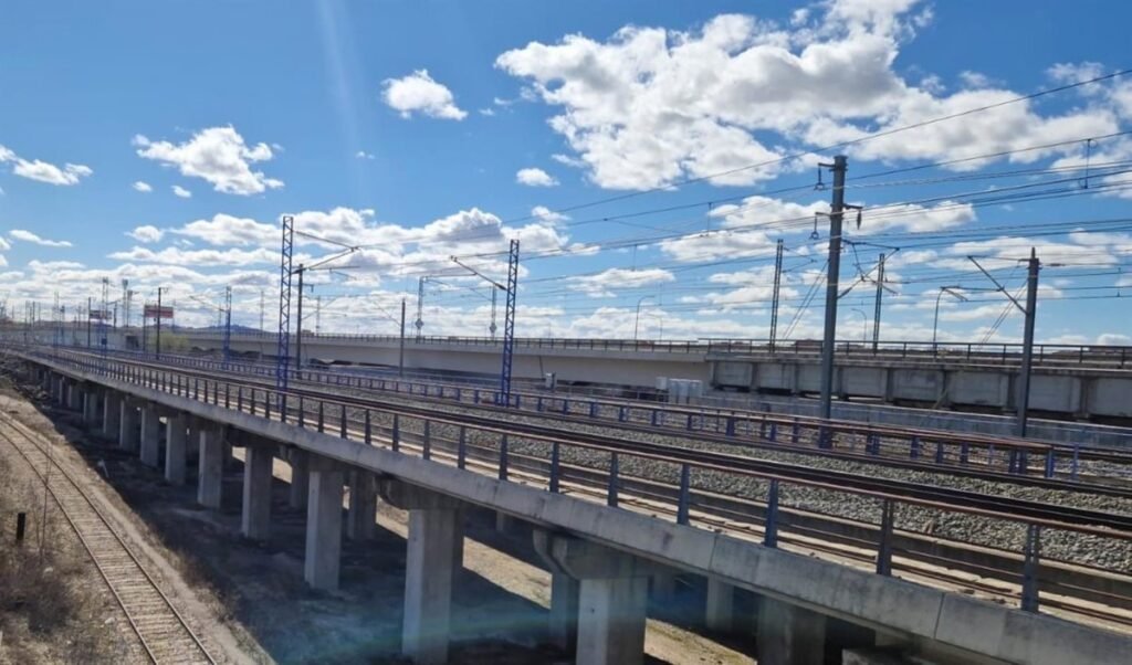 Adif-licita-mantenimiento-del-viaducto-sobre-Ronda-Supernorte-y-arroyo.jpg