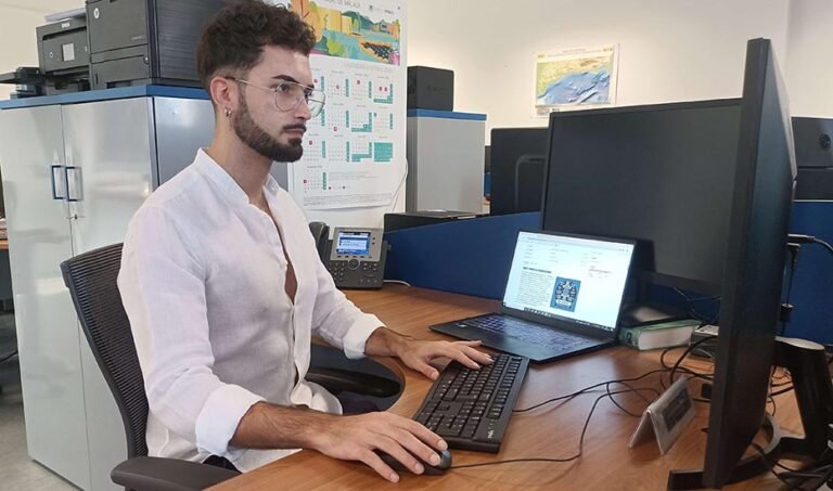 Investigador de la Universidad de Málaga participante en el proyecto de investigación que ha desarrollado un sistema u0027inteligenteu0027 que analiza los genes implicados en enfermedades como la fatiga crónica.