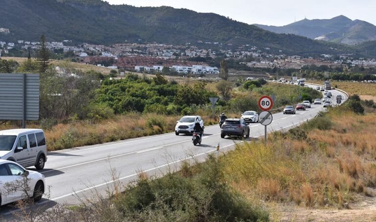 Carretera A-404 de acceso al municipio de Alhaurín de la Torre (Málaga).