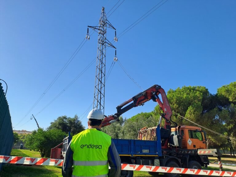 Desmontaje-de-lineas-de-alta-tension-en-Sevilla-Este-una.jpg