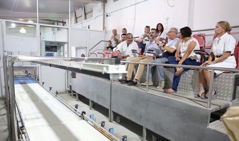 El consejero Ramón Fernández-Pacheco, durante su visita a la lonja de Conil de la Frontera.