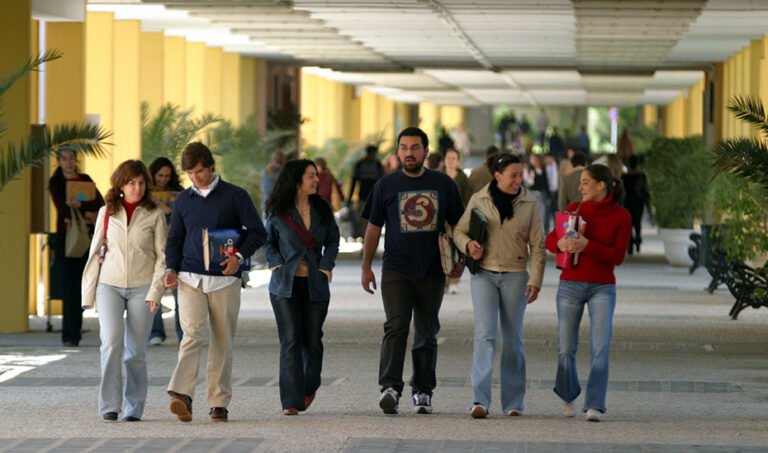 Foto de archivo de jóvenes universitarios andaluces en los pasillos de una facultad.