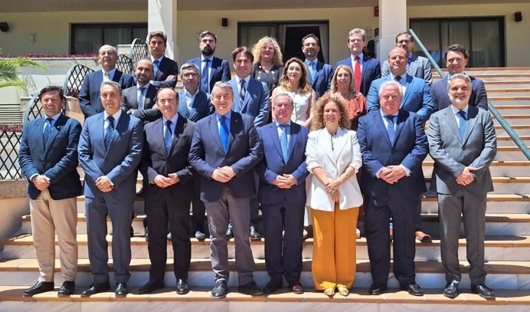 El consejero de la Presidencia, Interior, Diálogo Social y Simplificación Administrativa, Antonio Sanz, posa con los asistentes a la presentación de la Memoria de la Asociación de Grandes Industrias (AGI) del Campo de Gibraltar.