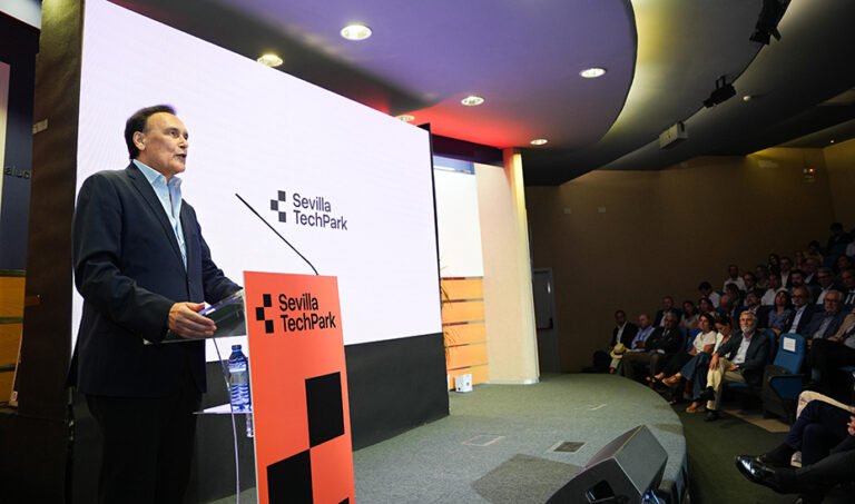 José Carlos Gómez Villamandos, máximo responsable de SevillaTechPark, durante el acto de presentación del informe de evolusión del parque y la nueva identidad corporativa.