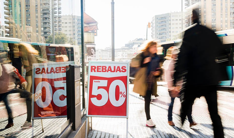 Establecimientos exhiben sus carteles anunciando rebajas.
