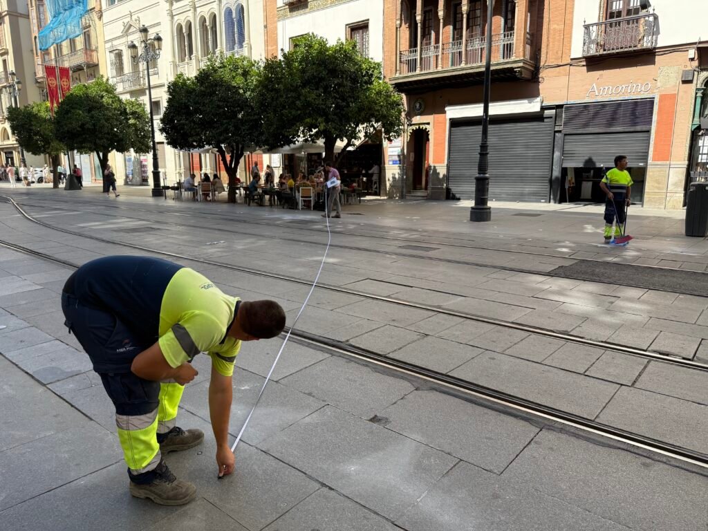 Inicio-de-instalacion-de-toldos-en-la-Avenida-de-la.jpg
